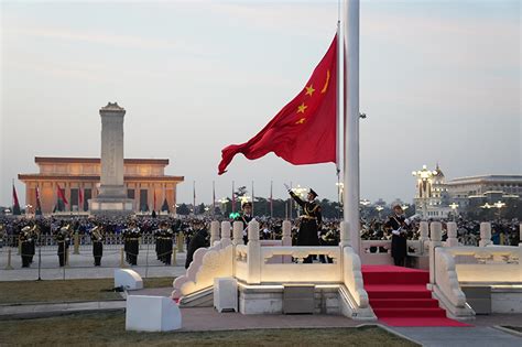 10月1日天安门广场举行国庆升旗仪式，8万人参加