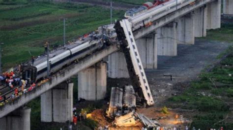 温州动车7.23事故：列车高速追尾，4节车厢脱轨，40人当场遇难