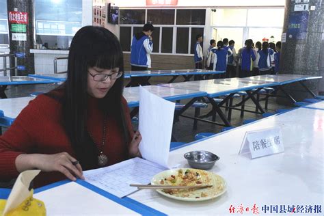 “陪餐制”4月1日起正式实施 师生同餐成学校“标配”