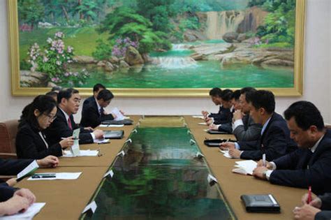 外交部副部长孔铉佑会见朝鲜外务相李勇浩