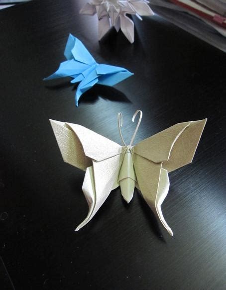 用折纸叠蝴蝶的方法教程(怎样用折纸叠蝴蝶) - 抖兔学习网