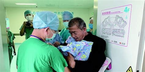 山东67岁孕妇产下女婴称“自然受孕”，引发热议_澎湃号·媒体_澎湃新闻-The Paper
