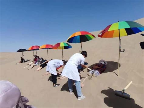 沙漠中体验"埋沙疗法"是怎样一种"热辣"，想试试吗？_甘肃频道_凤凰网
