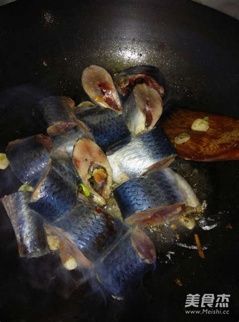木桌上的烤鲭鱼高清图片下载-正版图片503932246-摄图网