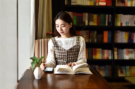 图书馆女孩图片