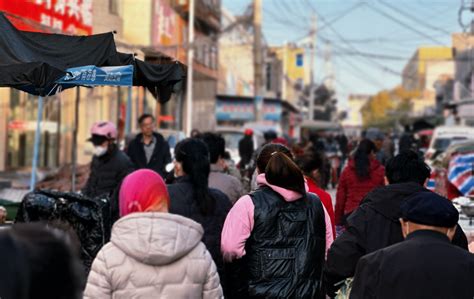 在梅河口的步行街和早市上，看到非常多的游客和早起釆购的人……