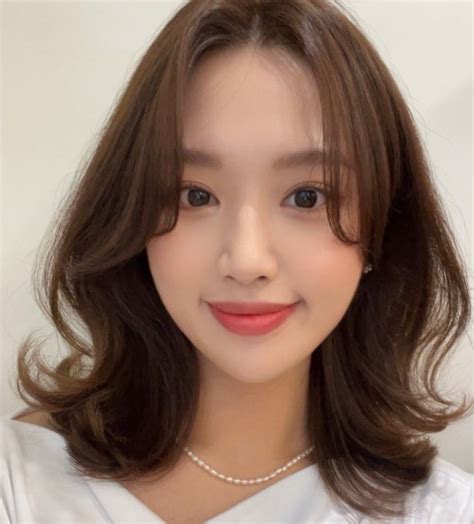 头像图片中长发甜美女生