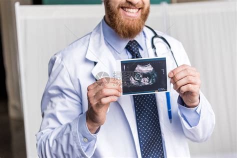 关于对未出生婴儿进行超声波扫描的笑着留胡子男高清图片下载-正版图片502691691-摄图网