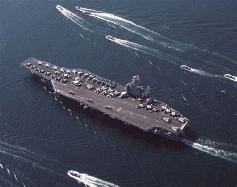 美海军罗斯福号航母战斗群和美利坚号远征打击群周日在南海举行了远征