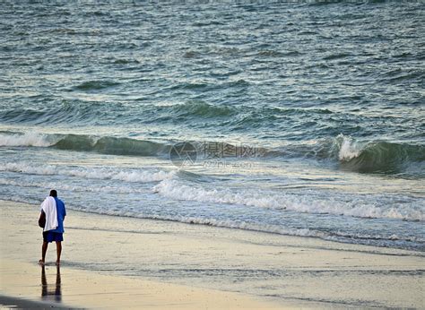 男人在海滩上行走波浪海洋男性海浪散步高清图片下载-正版图片320405525-摄图网