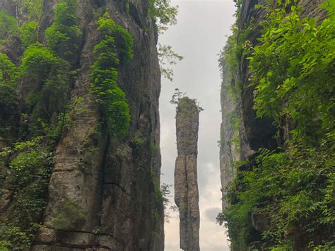 恩施大峡谷-世界喀斯特地貌景观绝版画卷-高150米“一炷香”傲立群峰