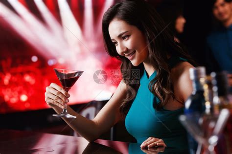 青年女人和朋友在酒吧喝酒高清图片下载-正版图片507684138-摄图网