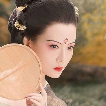 古典舞妆容甜美女生头像