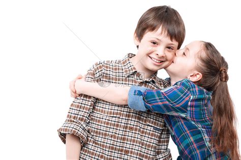 可爱的小女孩拥抱她哥高清图片下载-正版图片504872711-摄图网