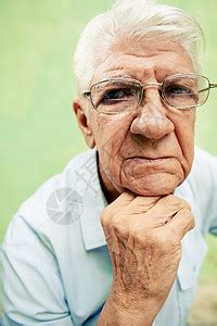 严重老人的肖像 看着照相机 手在下巴上男性老年人男人祖父坏消息沉思退休头发相机挫折高清图片下载-正版图片320841260-摄图网