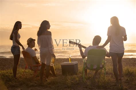 放松的朋友海滩聚会在日落照片摄影图片_ID:150070547-Veer图库