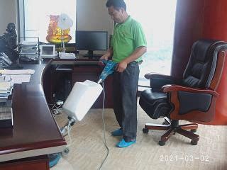 保洁人员清洁办公桌高清图片下载-正版图片501272462-摄图网
