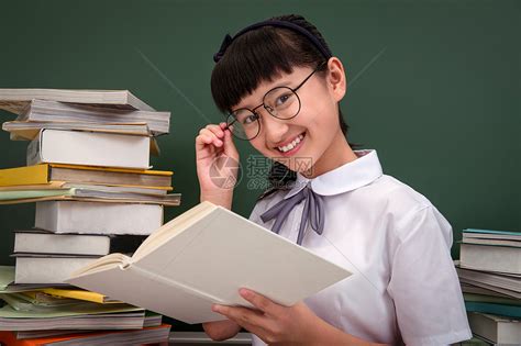 甜美女生头像读书人