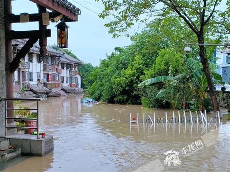 重庆一景区突发山洪多人被困水中，车辆被淹，多名游客水中抱树避险_凤凰网视频_凤凰网