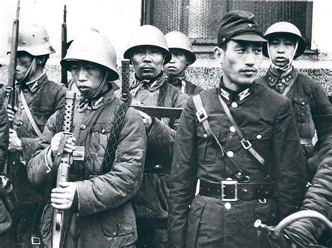 如皋战斗中，新四军机枪射击手在房屋上阻击增援的伪军-中国抗日战争-图片