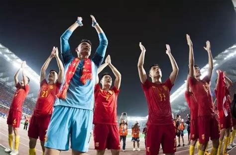 网友用AI绘画出中国男足夺得世界杯冠军场景__财经头条
