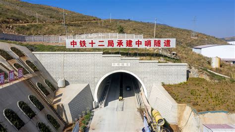开屏新闻-8分钟穿怒山！云南最长高速公路隧道贯通！怒江即将通高速！