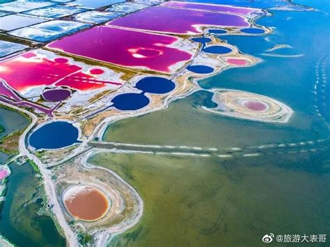 山西运城盐湖，从上空俯瞰，大大小小的盐池呈现出不同的颜色
