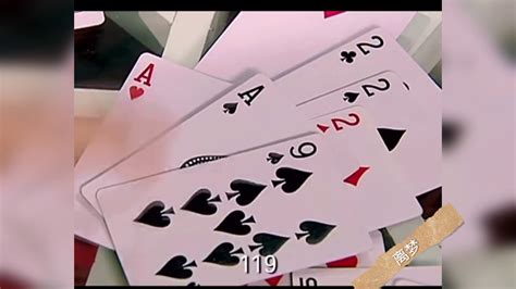 女孩玩扑克牌的照片高清摄影大图-千库网