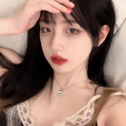 温柔甜辣套装女生头像