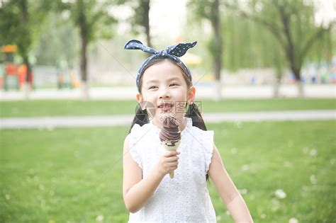 休闲活动长发东方人小女孩吃冰淇淋高清图片下载-正版图片501940178-摄图网