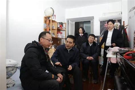 湖南省妇联主席姜欣看望慰问遇害法官周春梅家属
