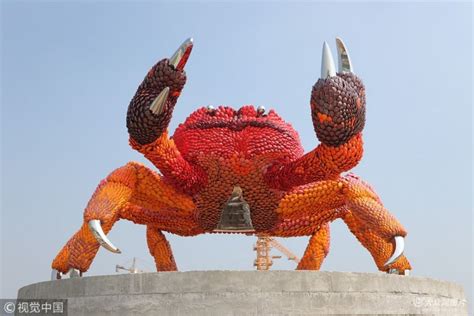 东营一建筑工地现巨型螃蟹雕塑_17城_山东新闻_新闻_齐鲁网