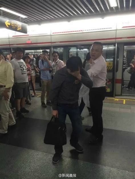 上海地铁站一男子偷拍女乘客裙底被当场抓获_新闻频道_中国青年网