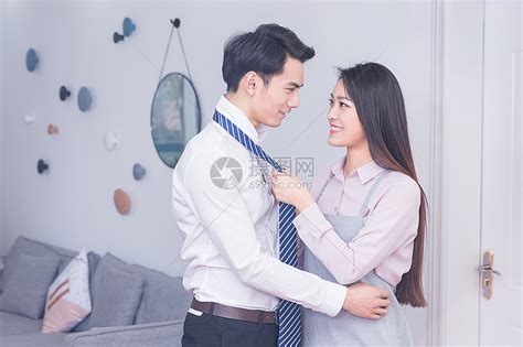 妻子给要上班的丈夫整理领带高清图片下载-正版图片500813550-摄图网