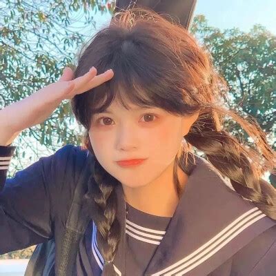 甜美女生外景头像真人图片