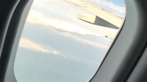 东航上海飞往伦敦MU533航班，因机械故障返航，乘客拍到飞机放油画面_凤凰网视频_凤凰网