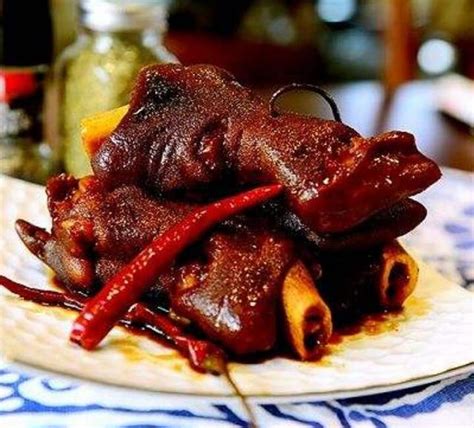 新疆的胡辣羊蹄别具特色，辣辣的，糯糯的，汤汁粘稠，吃得很过瘾