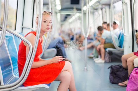 在地铁旅行时穿红裙高清图片下载-正版图片503361423-摄图网