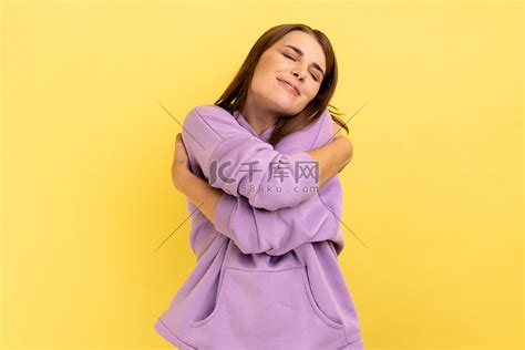 自己拥抱自己图片