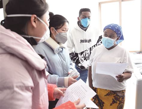 锦北街道平山社区指导400名外籍人员科学防疫--今日临安
