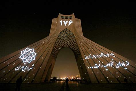 伊朗德黑兰地标建筑亮灯 纪念一年前乌克兰航班遇难者