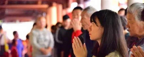 韩国高考将至 考生家长为儿女祈福祷告_烟台教育_胶东在线教育频道