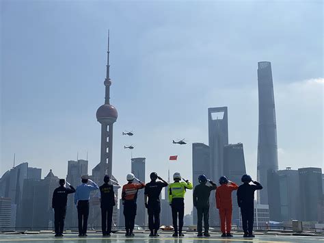 图说国是|上海公安警用直升机挂国旗、警旗巡飞，迎接“中国人民警察节”_手机新浪网