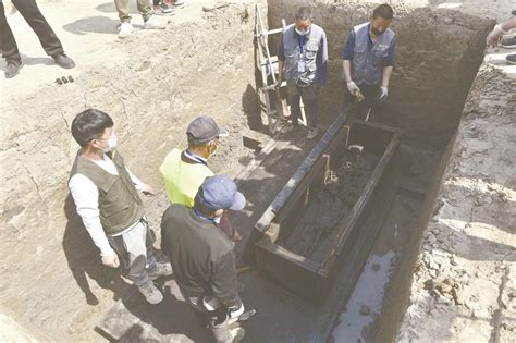 考古挖掘年轻学家从地下挖掘部分人体骨骼和头高清图片下载-正版图片306769700-摄图网