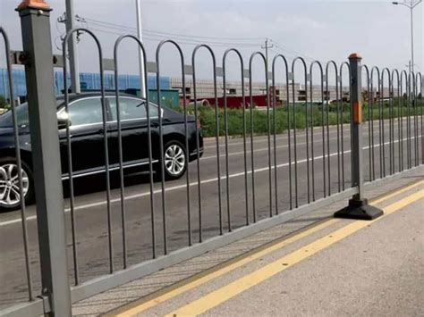 SLG22-珠海定制金色市政道路栏杆 公路边京式护栏-佛山晟护金属制品有限公司
