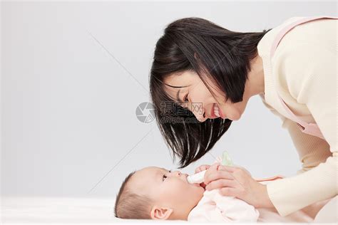 月嫂陪坐月子的母亲照顾婴儿高清图片下载-正版图片502384375-摄图网