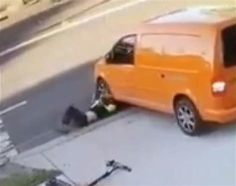 澳大利亚男子骑滑板车摔倒在汽车前 被车轮两次碾压幸运存活