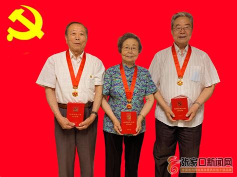 金东区为40年以上党龄老党员发放3000余枚纪念章-浙江在线金华频道