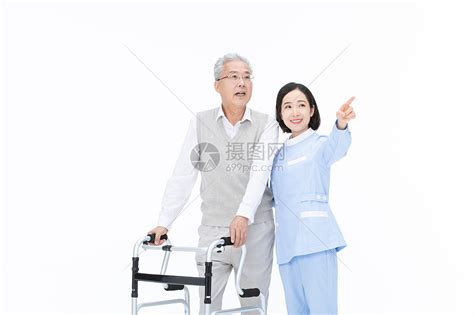 护士搀扶老人散步行动不便的人高清图片下载-正版图片501690570-摄图网