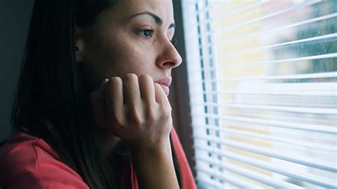 悲伤的女人透过窗户看视频素材_ID:VCG42N876041768-VCG.COM